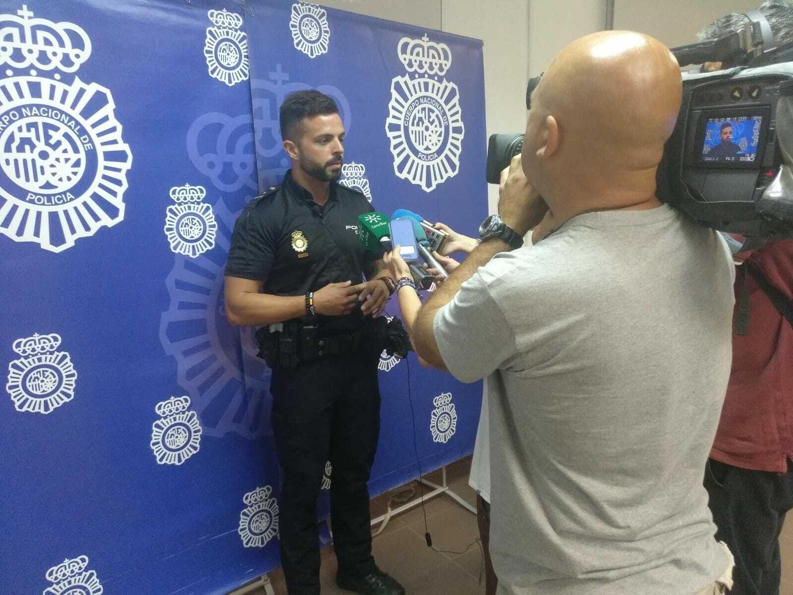 José Luis Estrada atiende a los medios este lunes en la Comisaría de La Línea