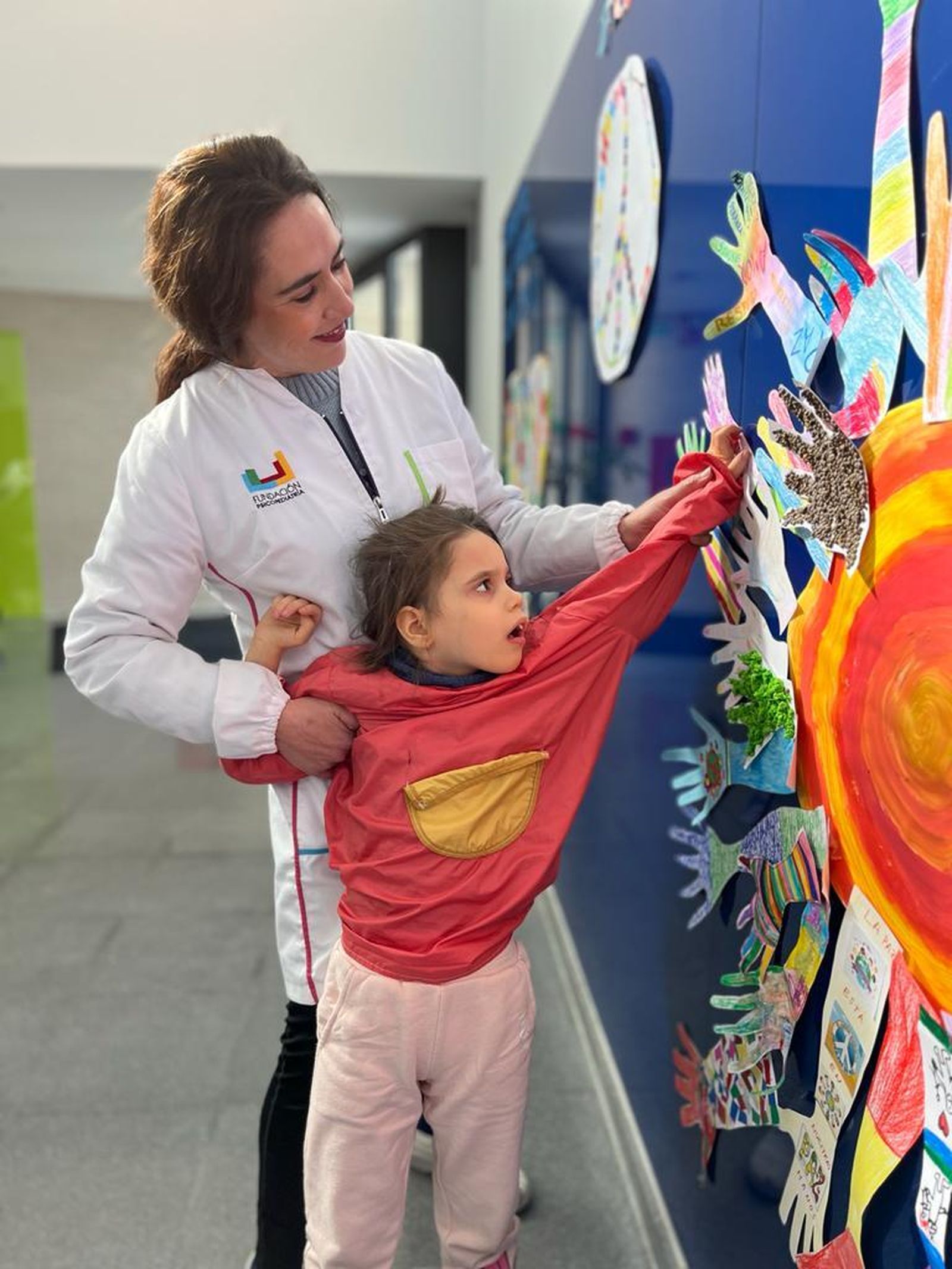 Ana Altozano, psicomotricista, y Soledad, alumna del Colegio de Educación Especial.