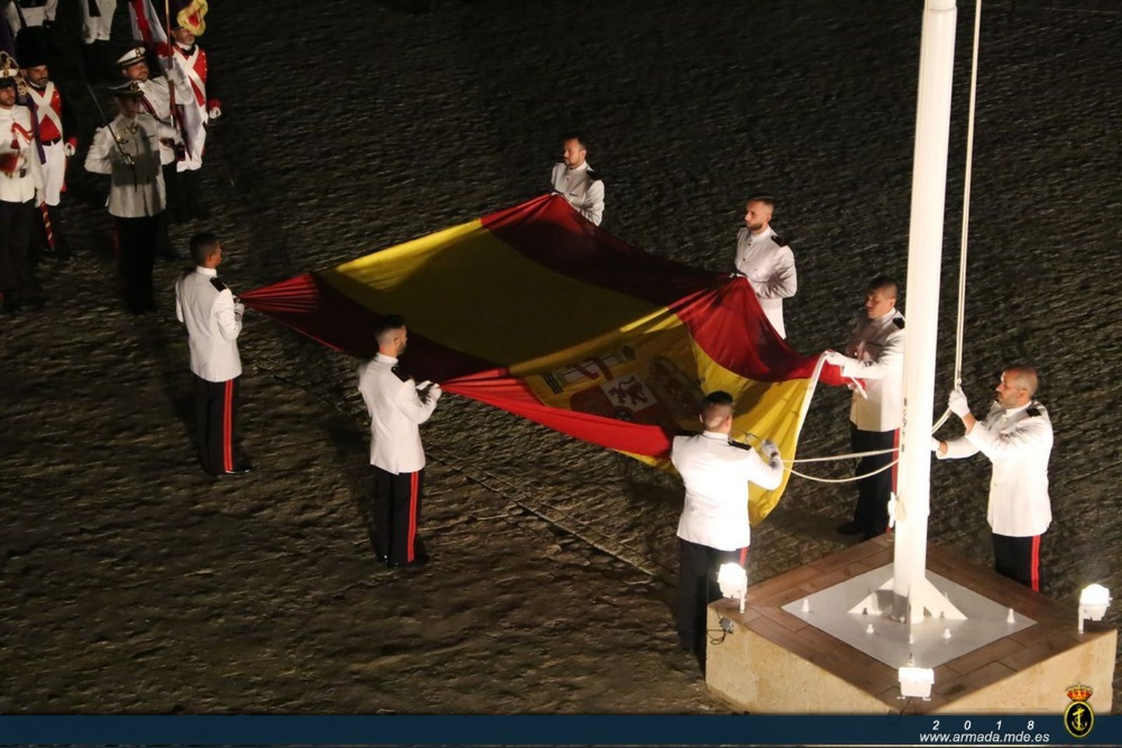 Un momento del arriado de la bandera en el Tercio de la Armada
