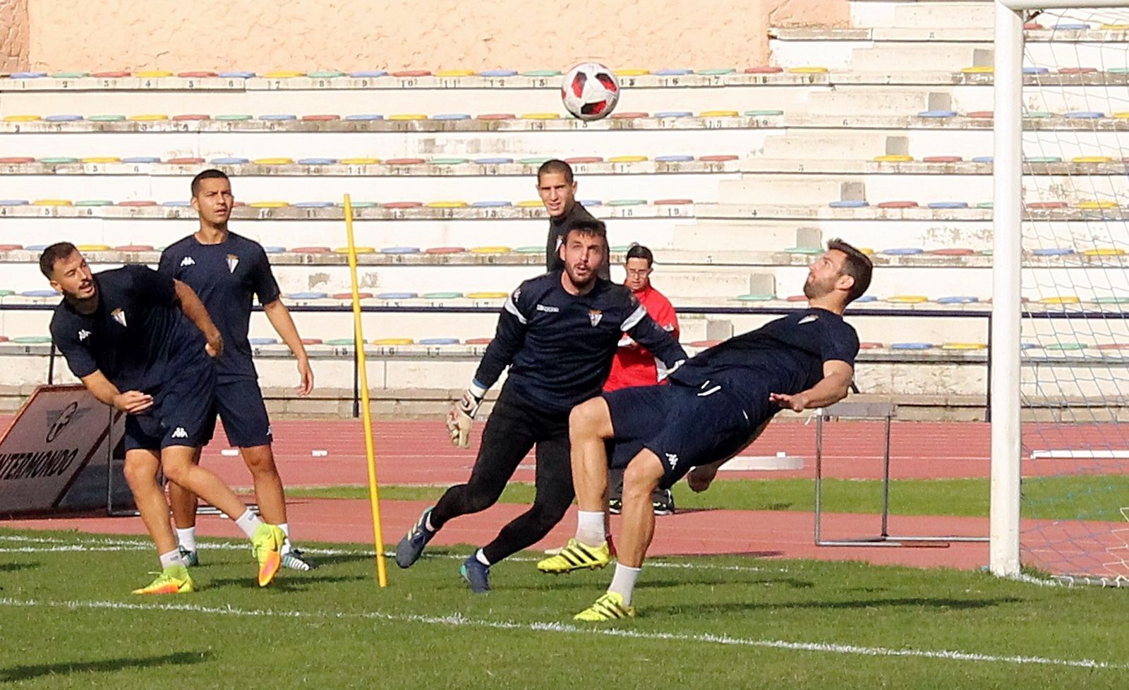 Oca intenta una chilena en el entrenamiento de hoy, mientras Jacobo y Rubén Gálvez miran atentos la jugada.