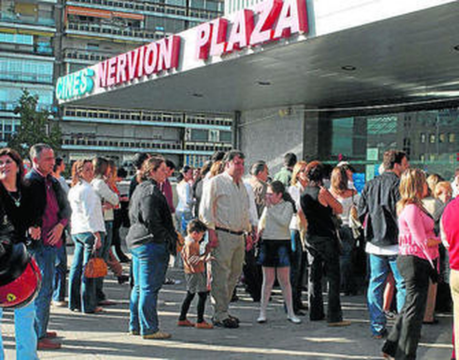 Público ante las taquillas del multicines de Nervión.