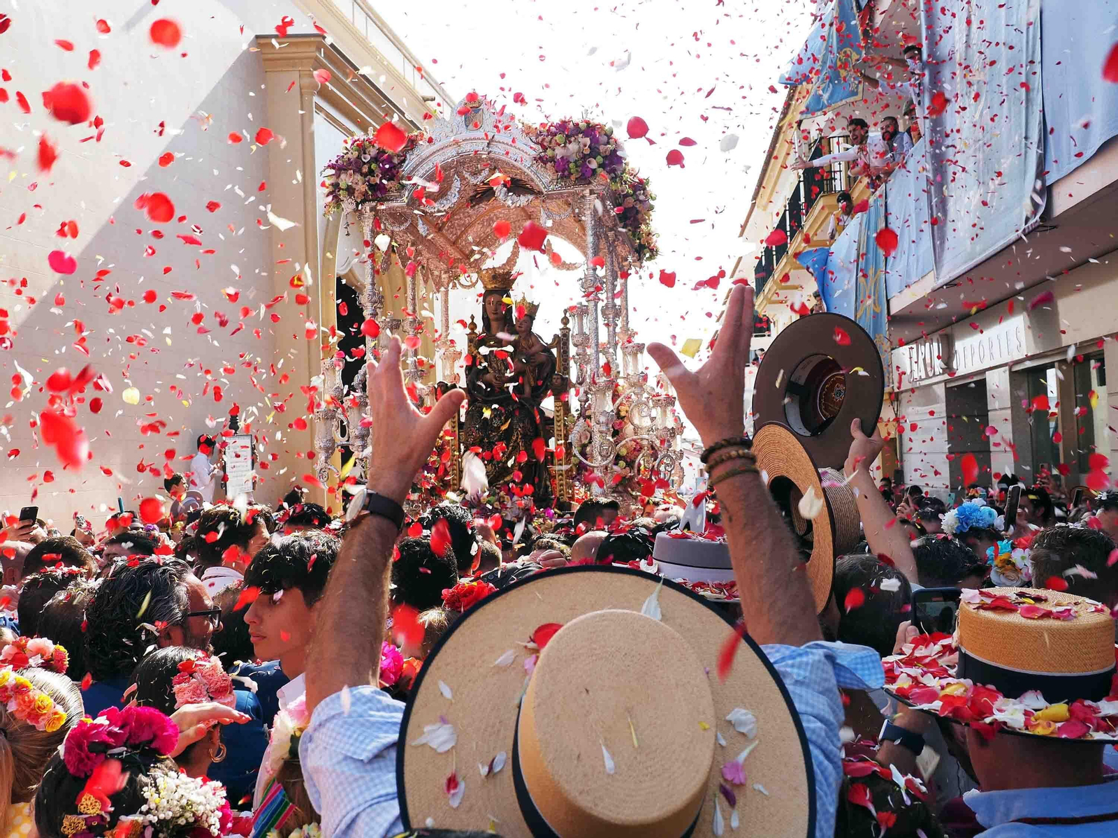 Las imágenes de la procesión de la Virgen de la Bella por las calles de Lepe en 2022