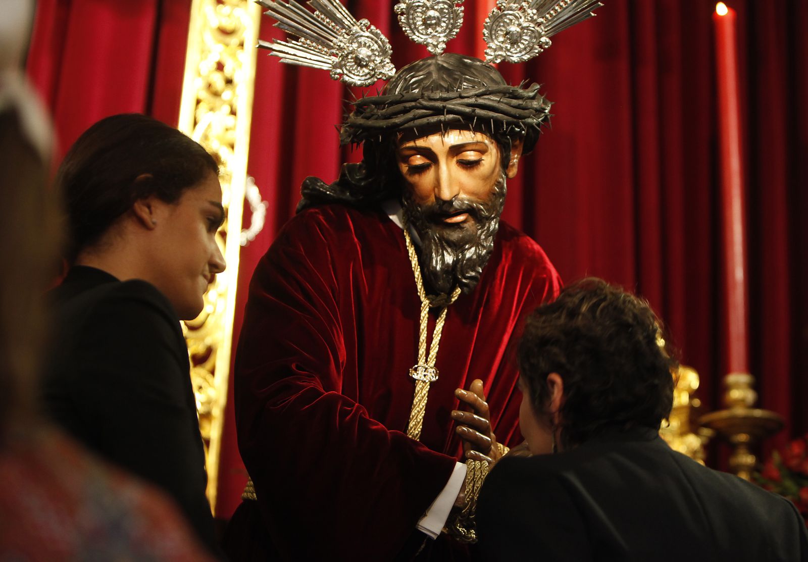 Besapies del Cristo del Cachorro y besamanos del Jesús Nazareno