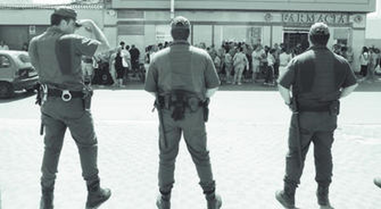 Agentes del Cuerpo Nacional de Policía frente a los vecinos de La Atunara y ante la puerta de los juzgados.