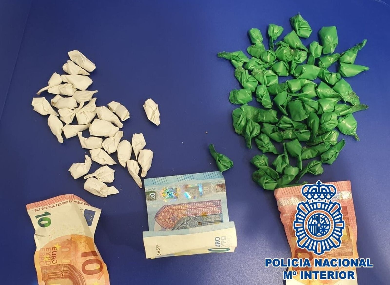 Droga y dinero incautados por la Policía Nacional.
