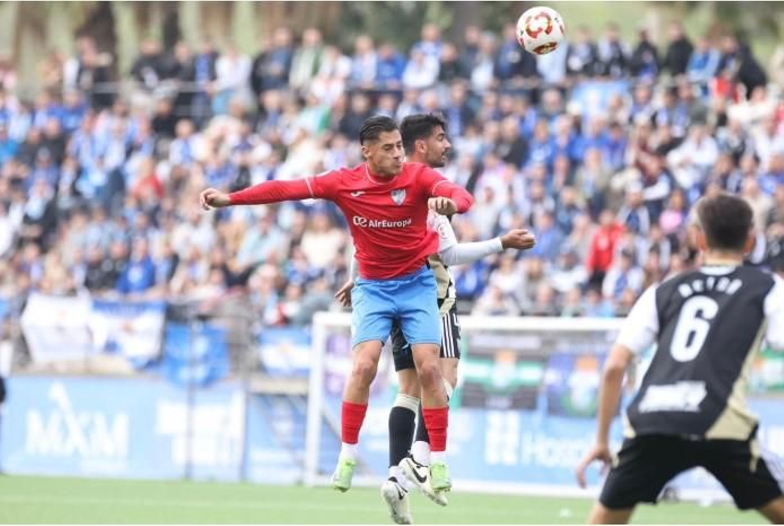 Disputa de un balón aéreo en el Estepona-Xerez Deportivo