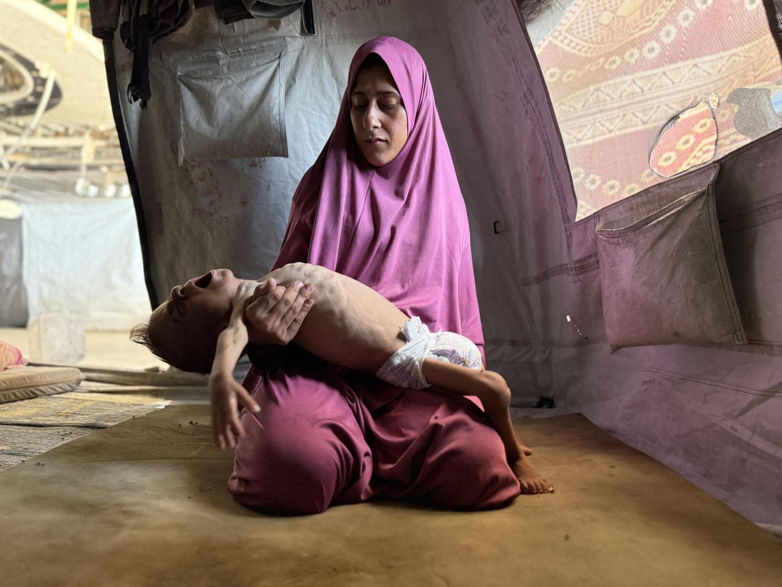 Mohamed Motawaq, en brazos de su madre