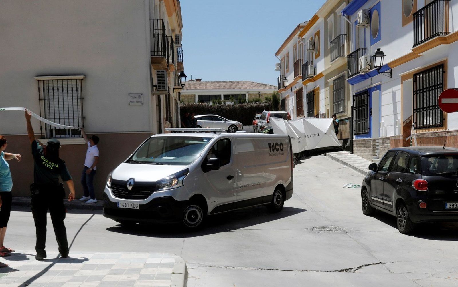 El furgón de la funeraria sale de la calle Joaquín Blume con el cuerpo sin vida de Piedad Cruz.