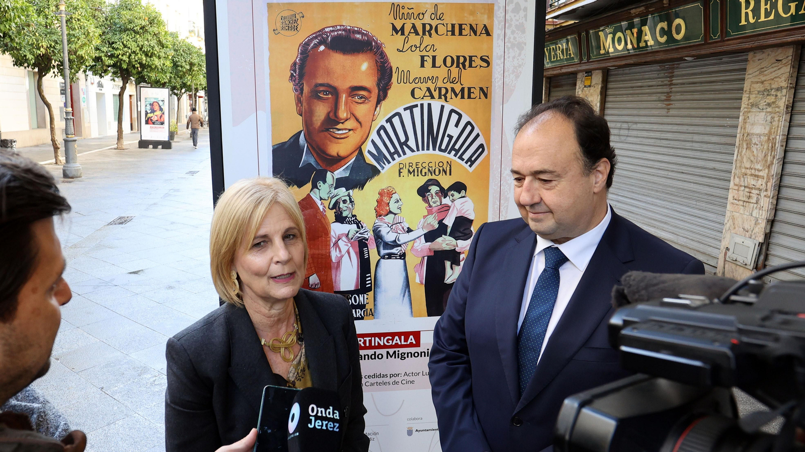 Exposición de carteles de las películas de Lola Flores por la calle Larga de Jerez