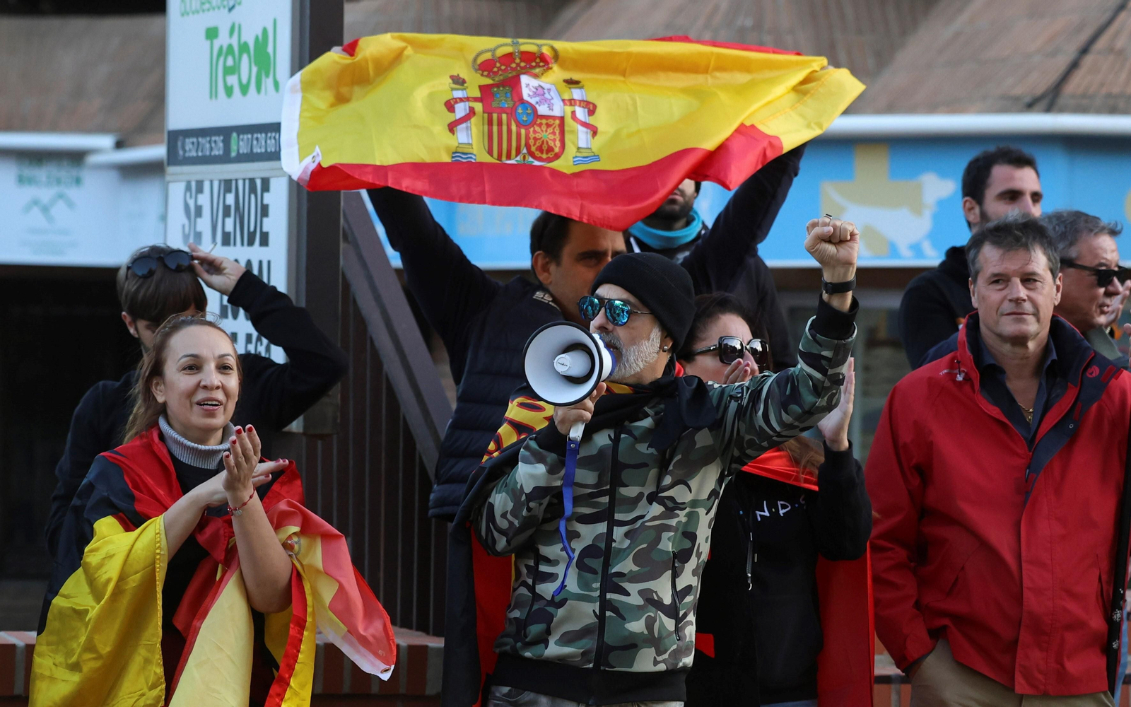 Las fotos de la protesta en Málaga contra Pedro Sánchez: "Se vende España por 7 votos" Las fotos de la protesta en Málaga contra Pedro Sánchez: "Se vende España por 7 votos"