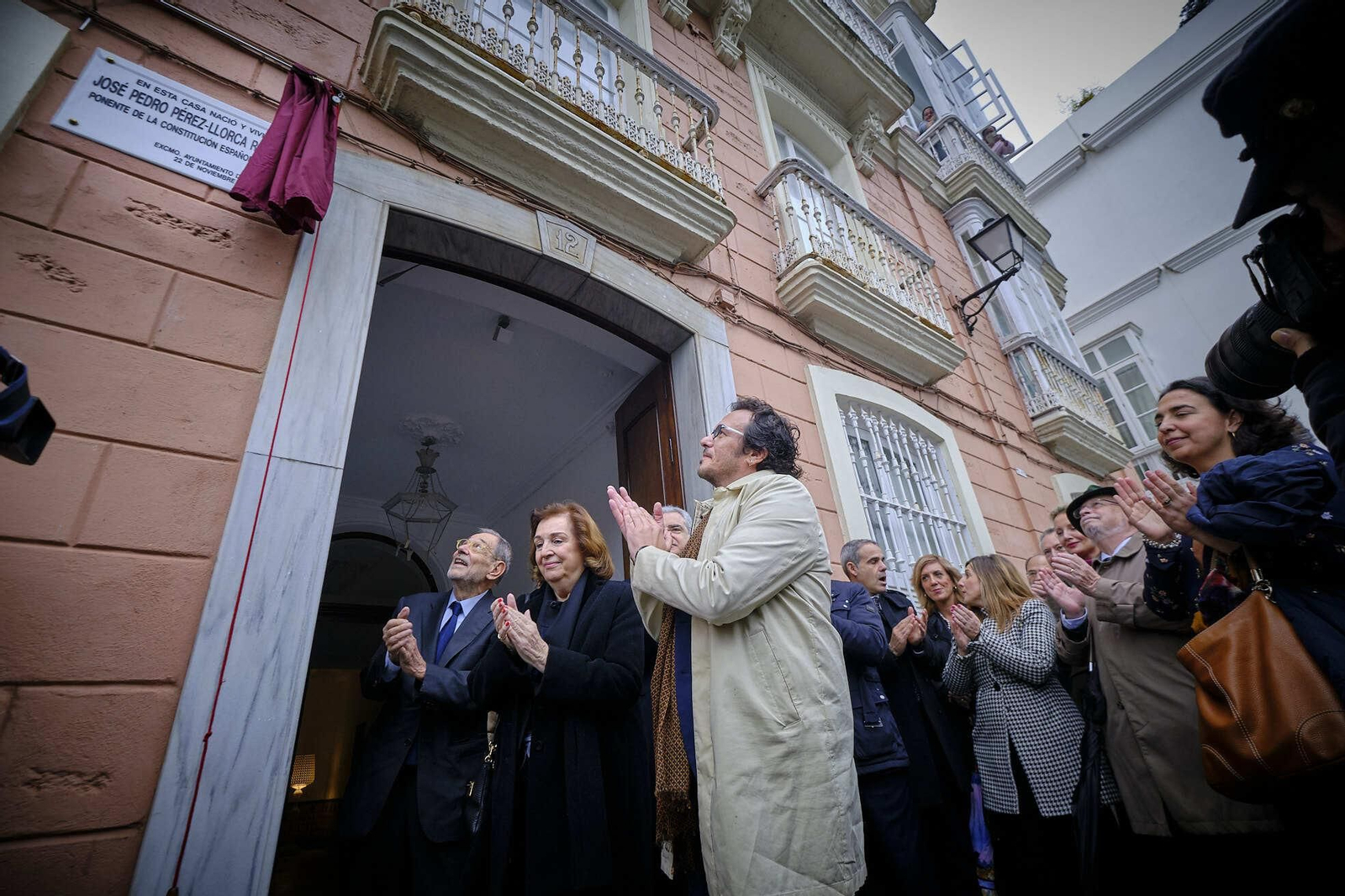Momento del descubrimiento de la placa en la casa en la que nació José Pedro-Pérez LLorca