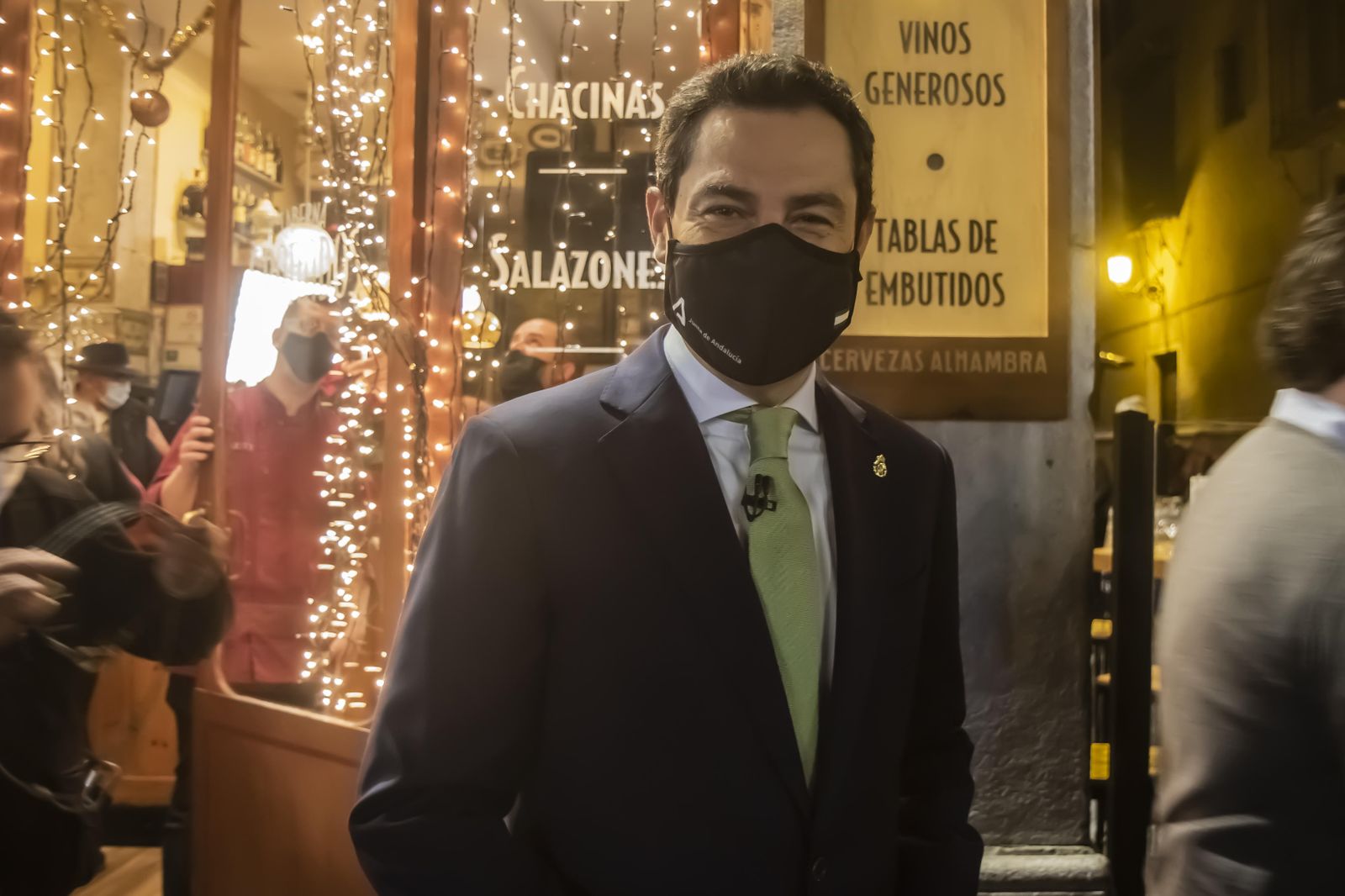 Así ha grabado Juanma Moreno su discurso de fin de año en una taberna de Granada