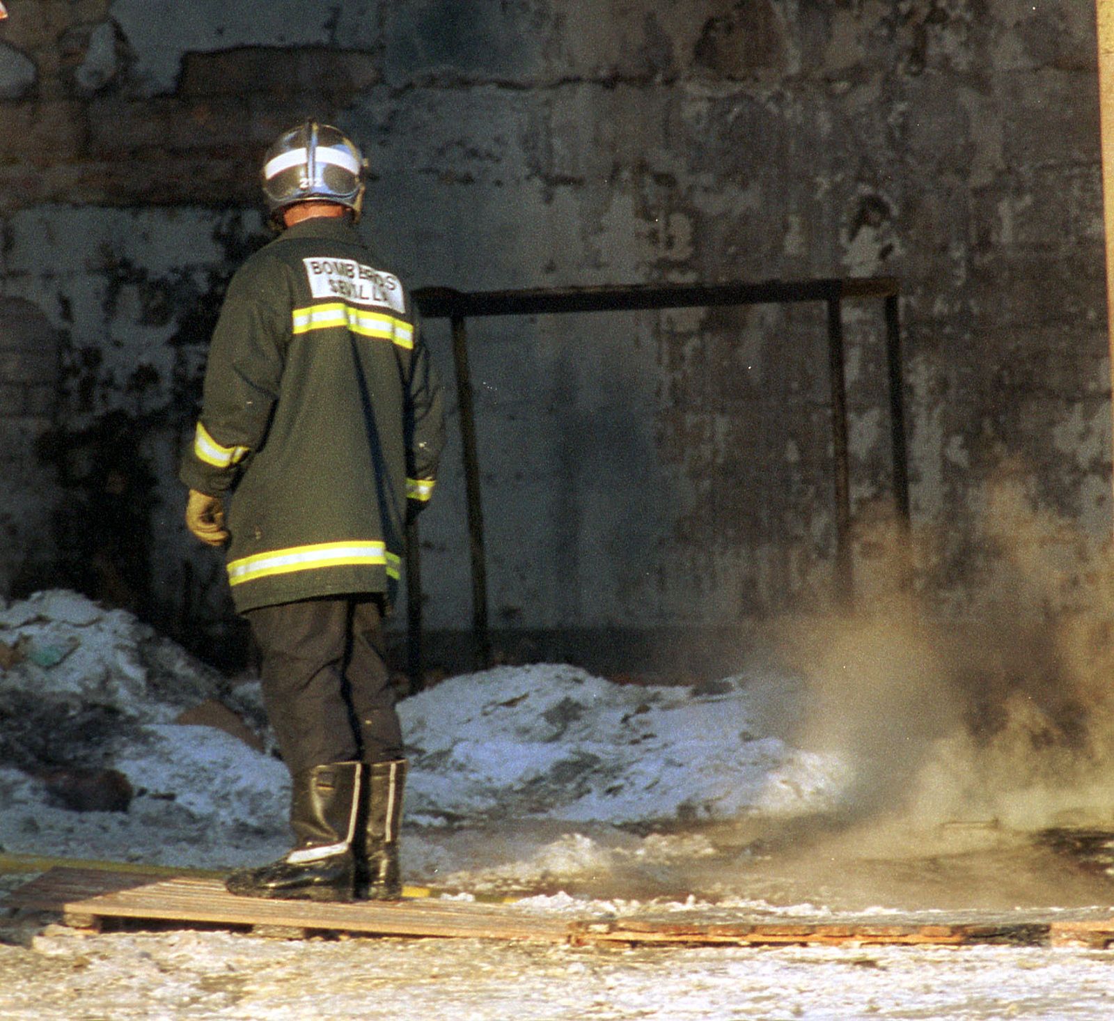 Imagen de archivo del incendio en la fábrica de detergentes Persán, en el Polígono industrial El Pino (Sevilla).