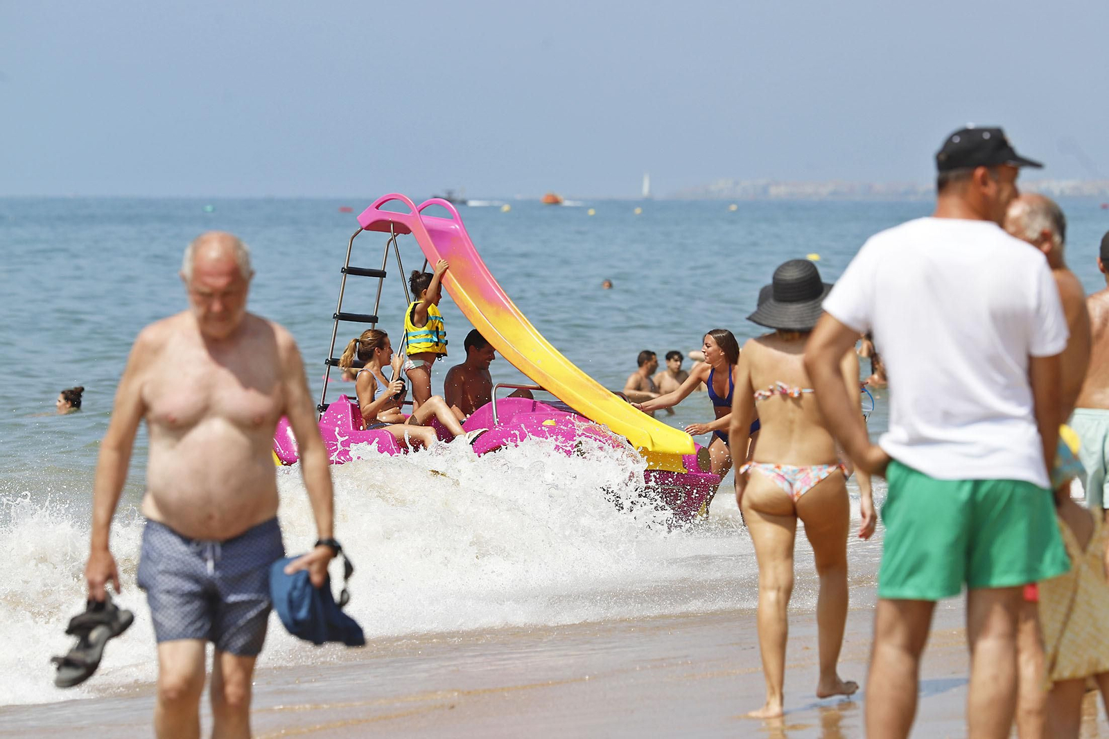 Imágenes del ambiente en las playas de Huelva en el 1 de julio