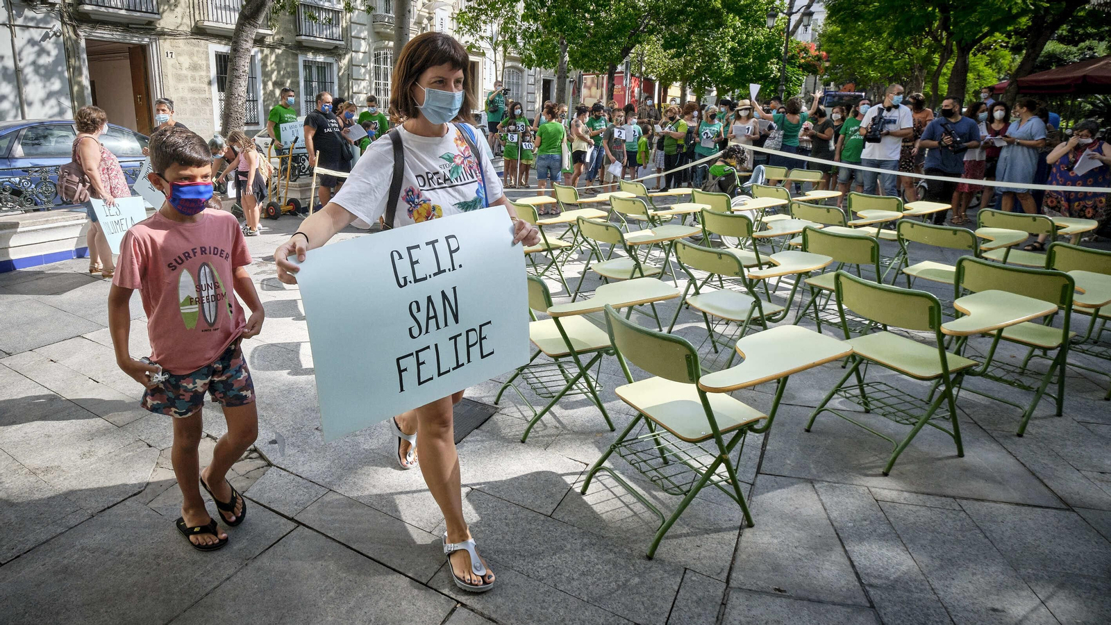 Aula escolar instalada en la plaza de Mina para intentar demostrar que si no se disminuye la ratio, no se cumple la distancia de seguridad entre los alumnos