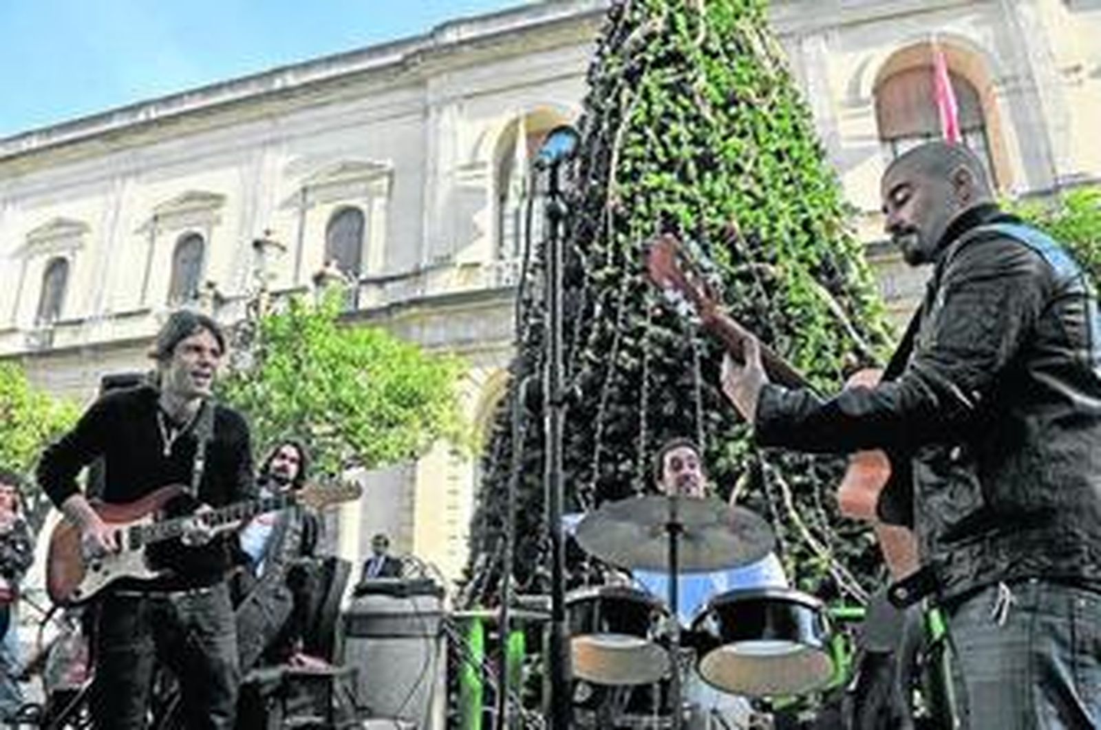 Músicos tocando ayer frente al Ayuntamiento para apoyar a la sala Malandar.