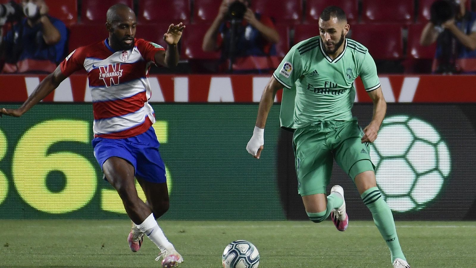 Benzema cuajó un gran encuentro y su compatriota Foulquier terminó lesionado.