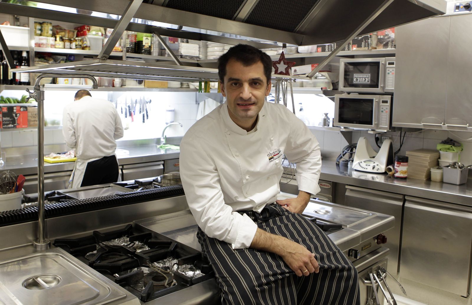 El chef Julio Fernández Quintero, junto al fotógrafo Jaime Martínez, es el autor del libro, diseñado por Páginas del Sur.