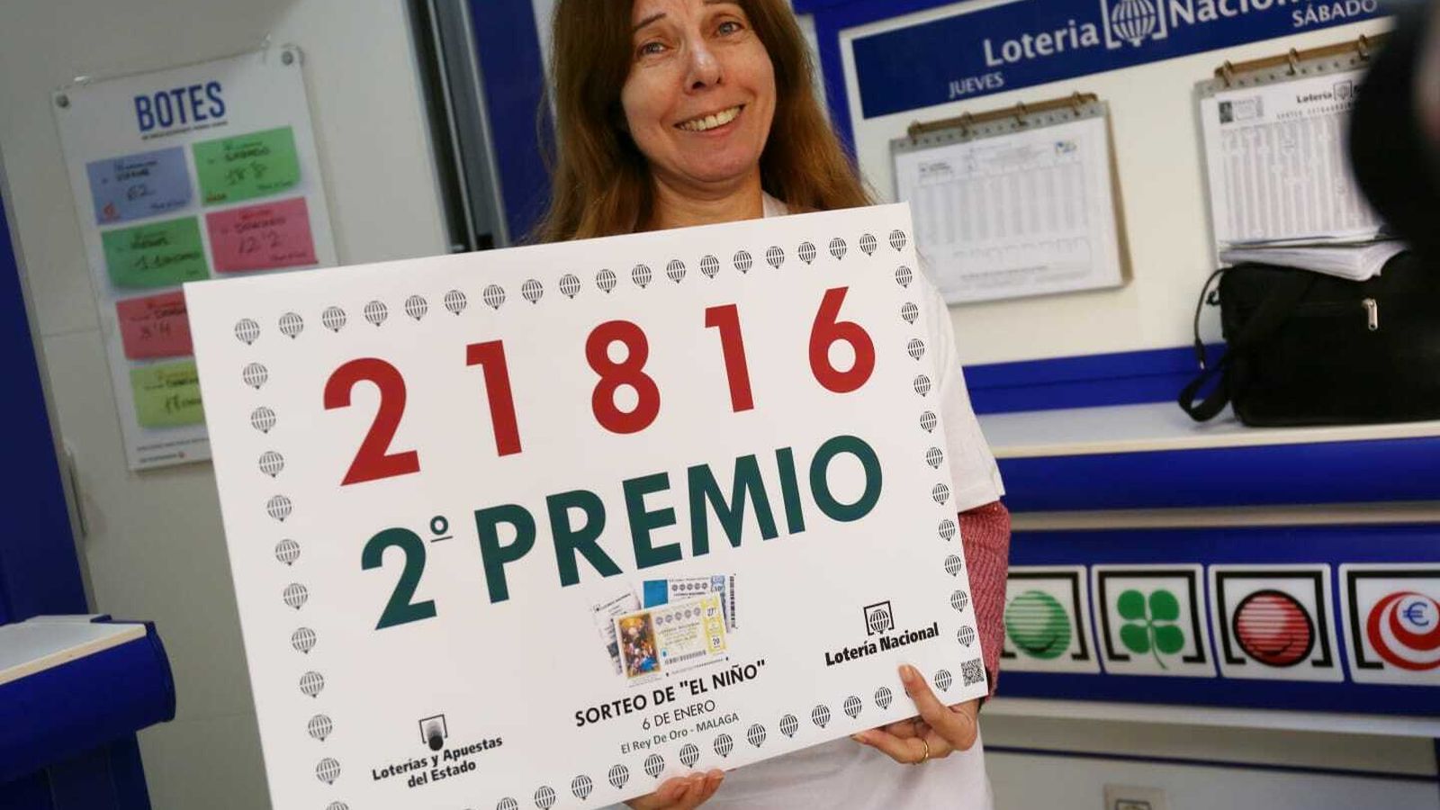 Francisca Fernández Vargas muestra el número agraciado con el segundo premio del Niño.