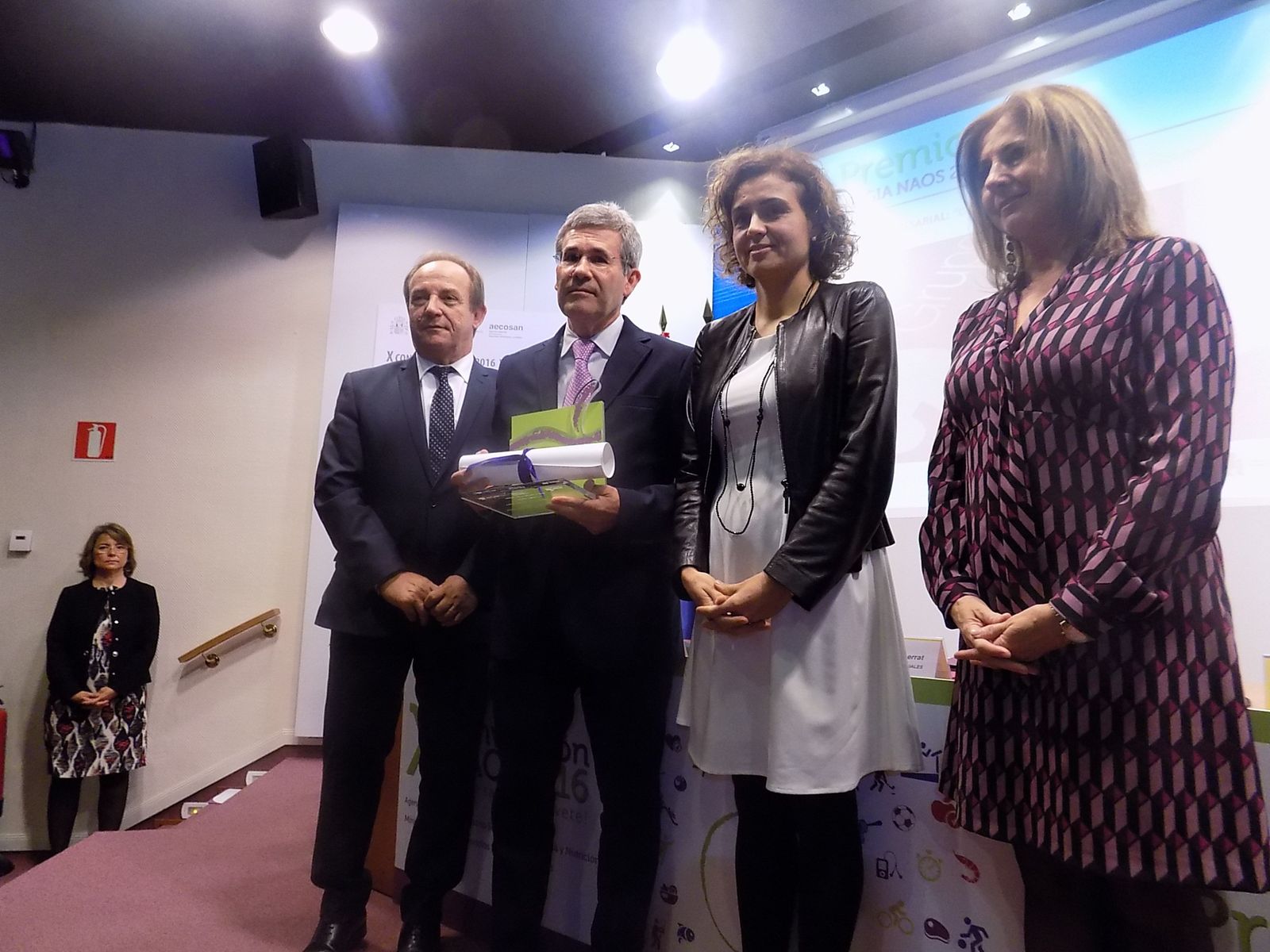 Premio NAOS a la Iniciativa Empresarial a Caparrós Nature en 2016, recibido por parte de la entonces ministra de Sanidad, Dolors Montserrat. entonces ministra de