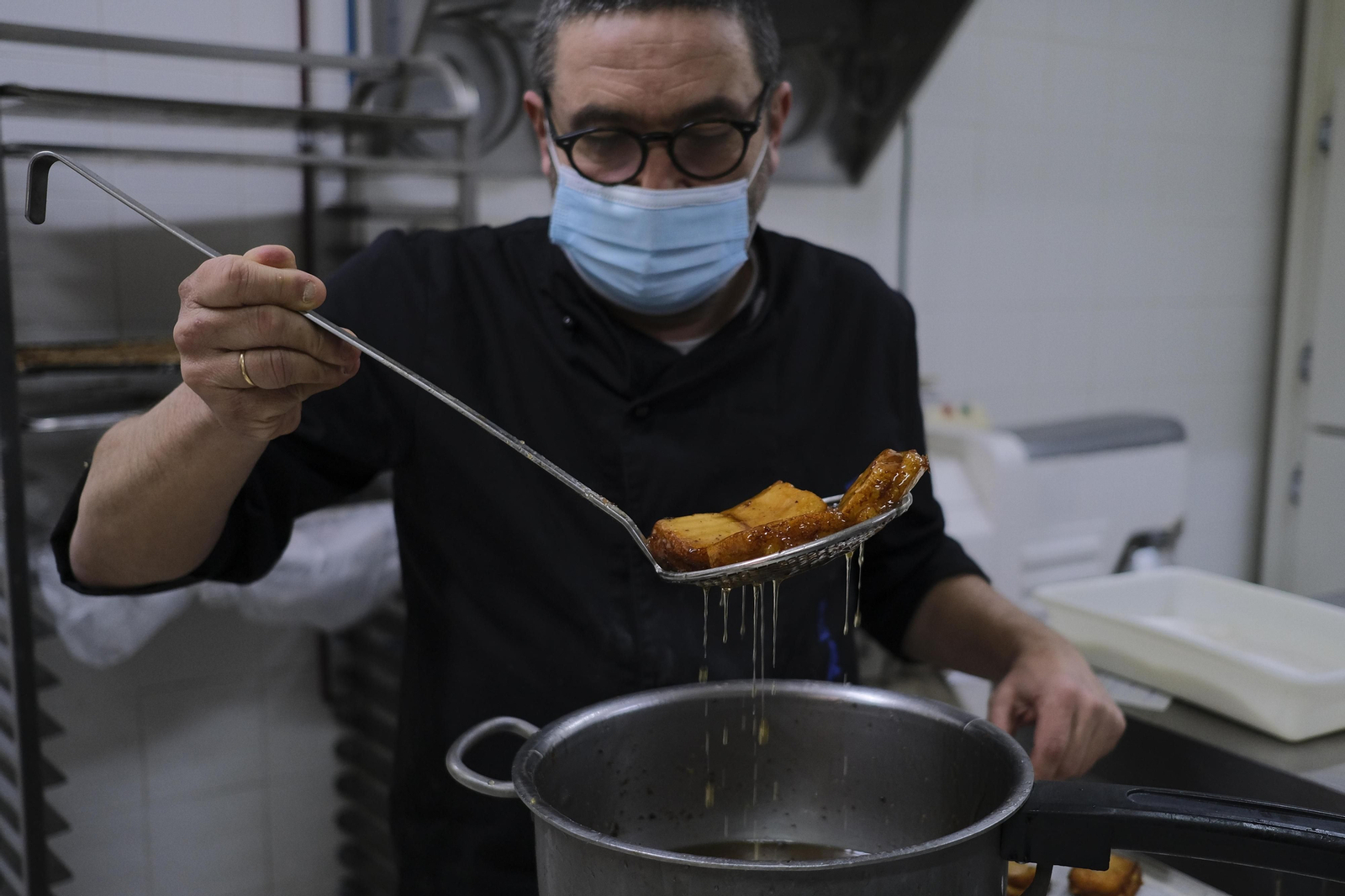 David Verdú prepara torrijas en su obrador.