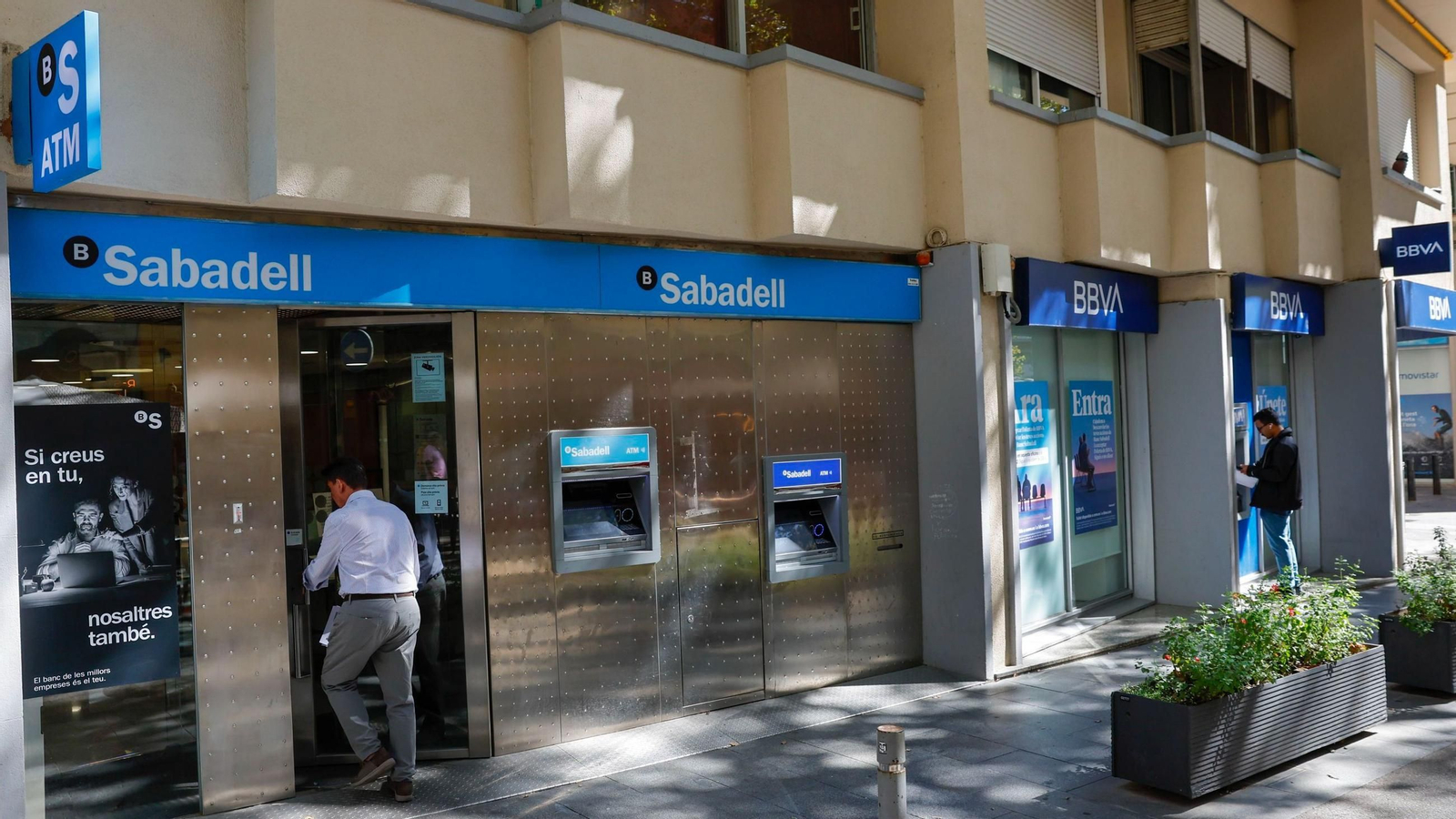 Una oficina del BBVA  junto a otra del Banco de Sabadell  en Barcelona.