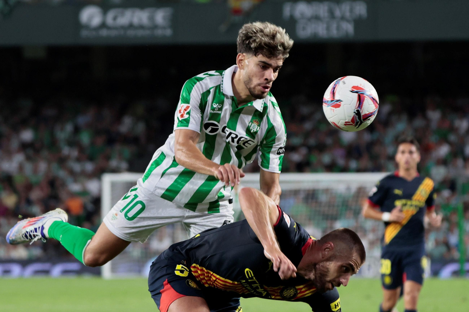 El extremo marroquí Abde se va al suelo ante David López.