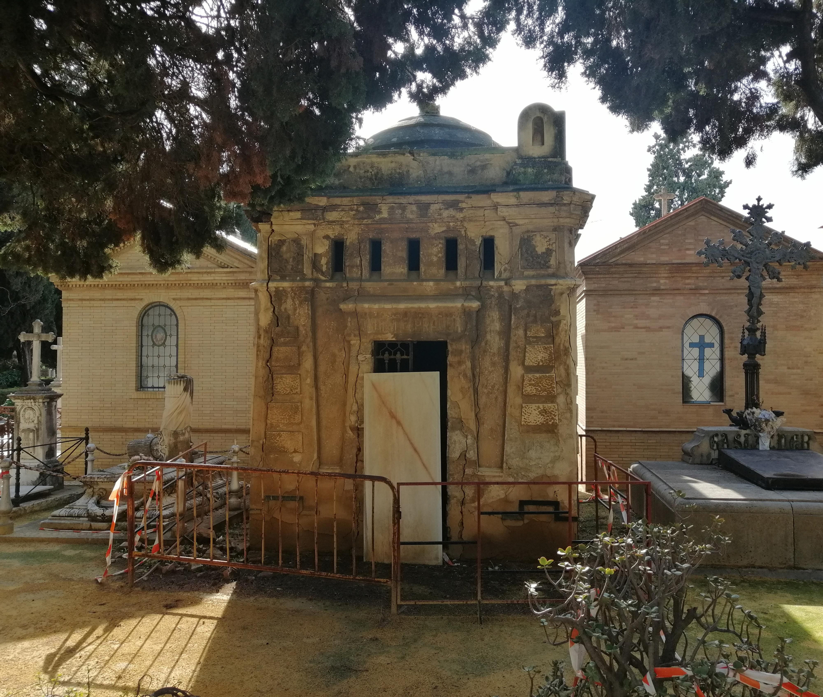 Panteones y tumbas de personajes conocidos