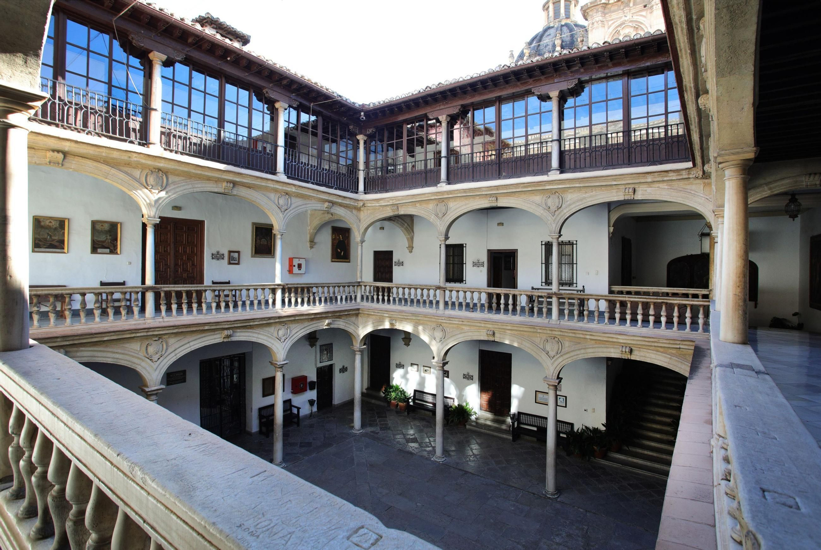 Patio del Colegio Mayor San Bartolomé y Santiago.