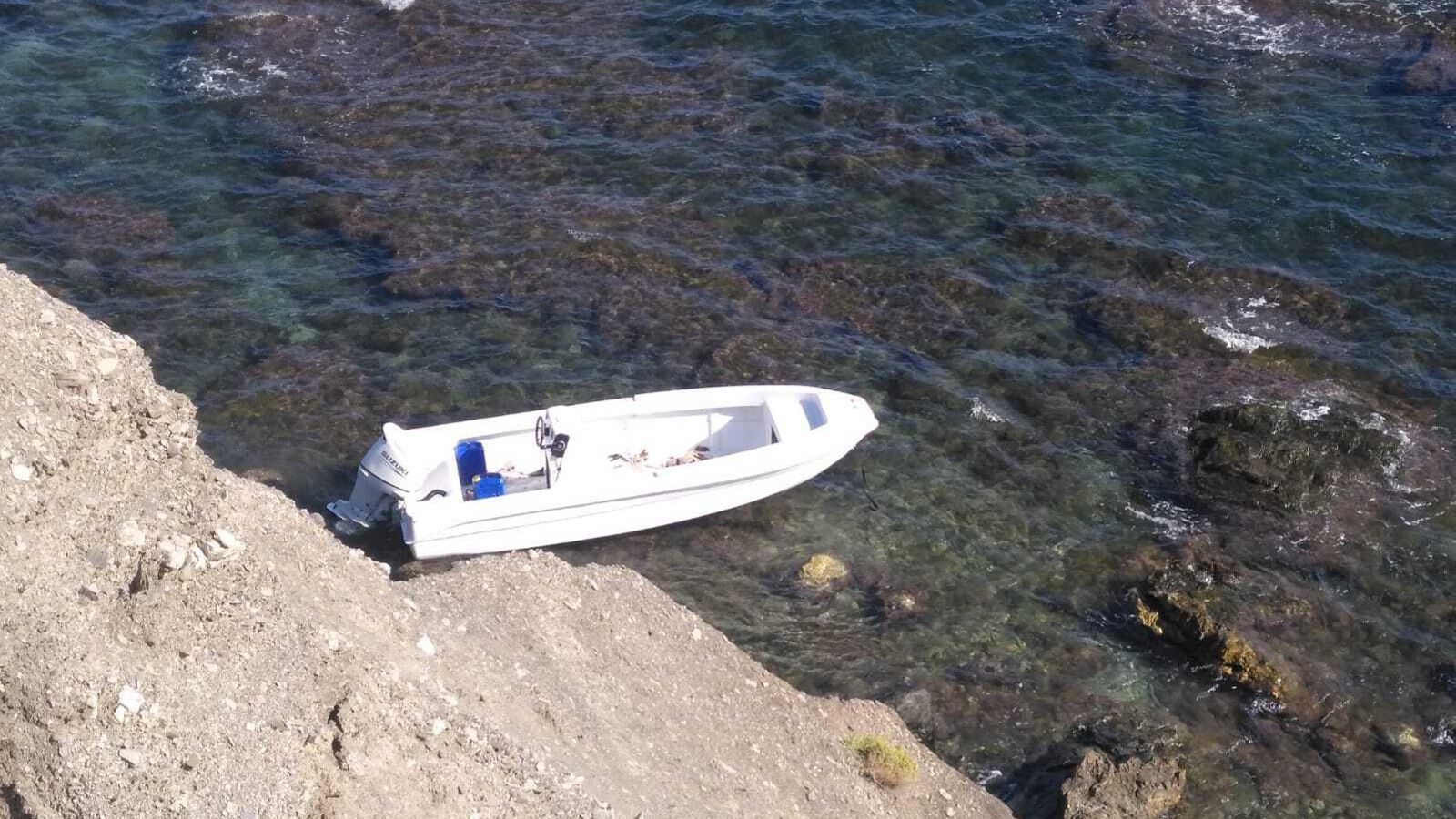 Una de las lanchas encontradas sin tripulantes en las playas de la provincia