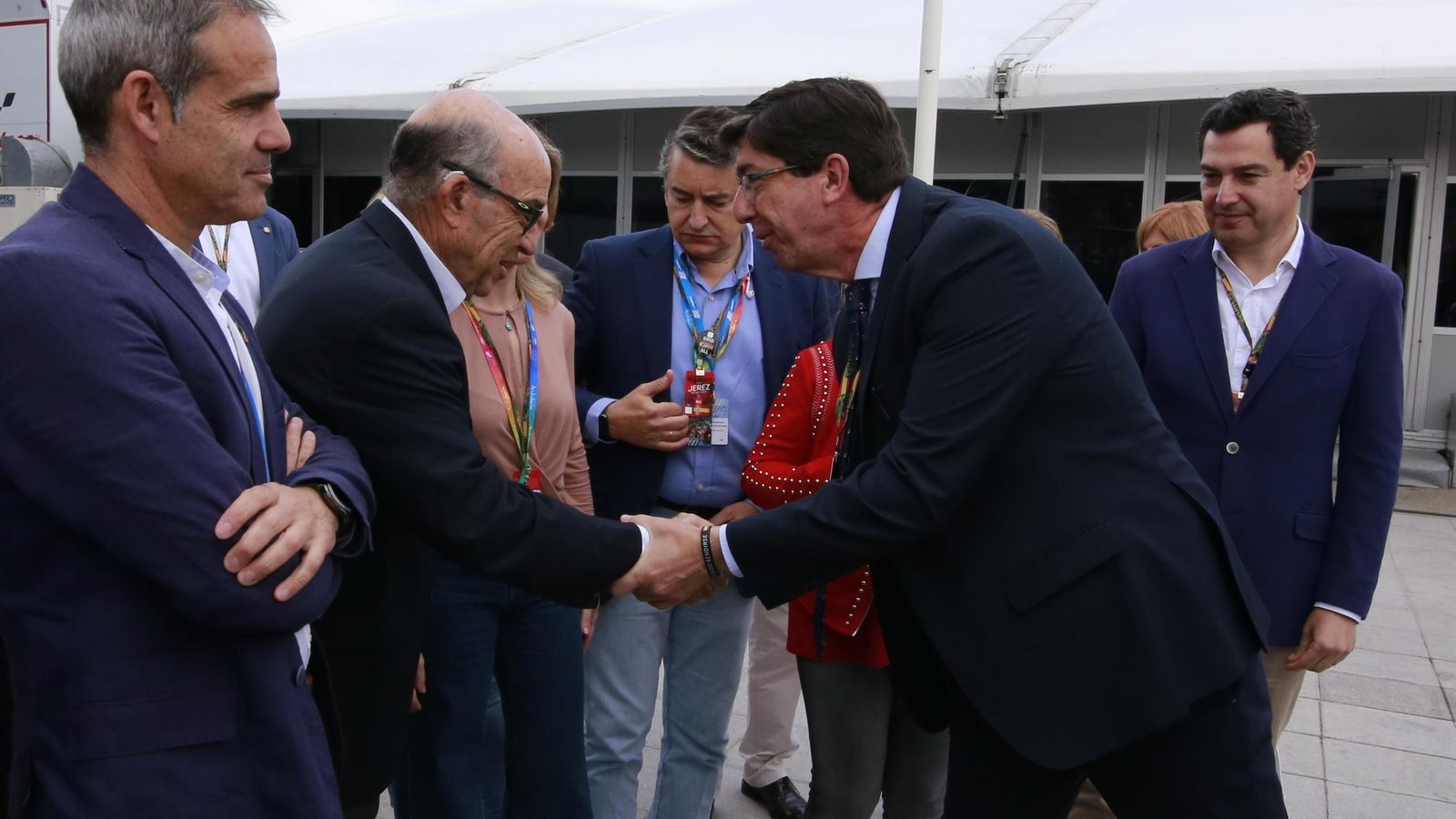 Juan Marín, saludando a Carmelo Ezpeleta, SEO de Dorna, durante el Gran Premio de 2019.