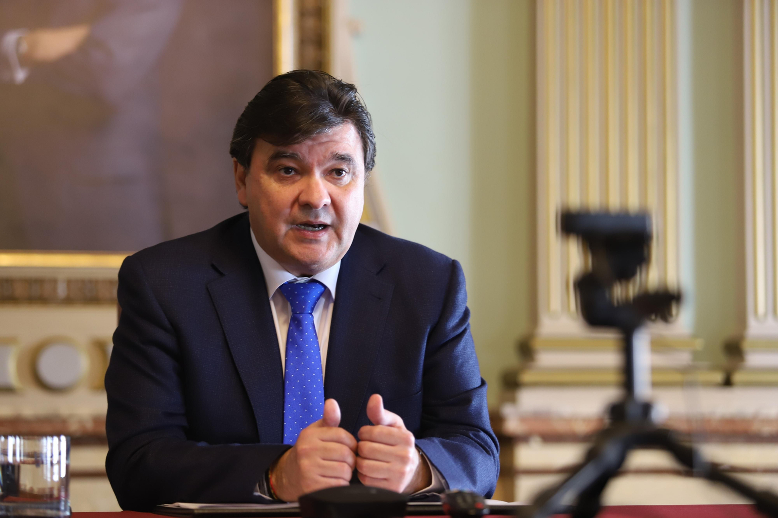 Imágenes de la primera rueda de prensa telemática del alcalde de Huelva Gabriel Cruz