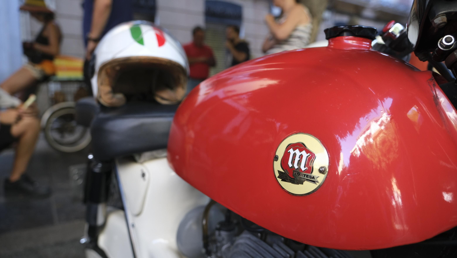 Las motos antiguas dan brillo a la Feria de Almería