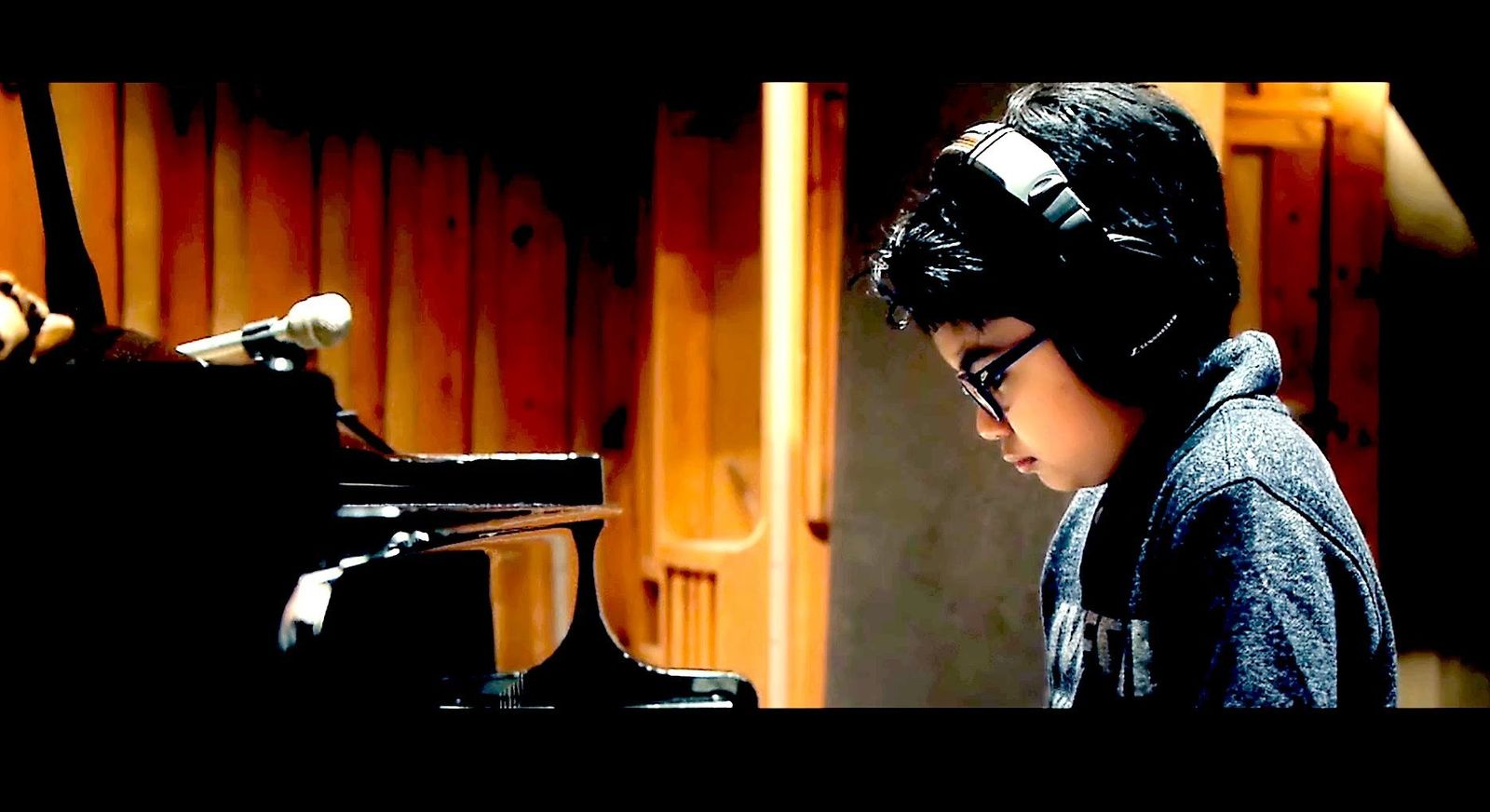 El joven Joey Alexander, al piano, en una sesión de estudio.
