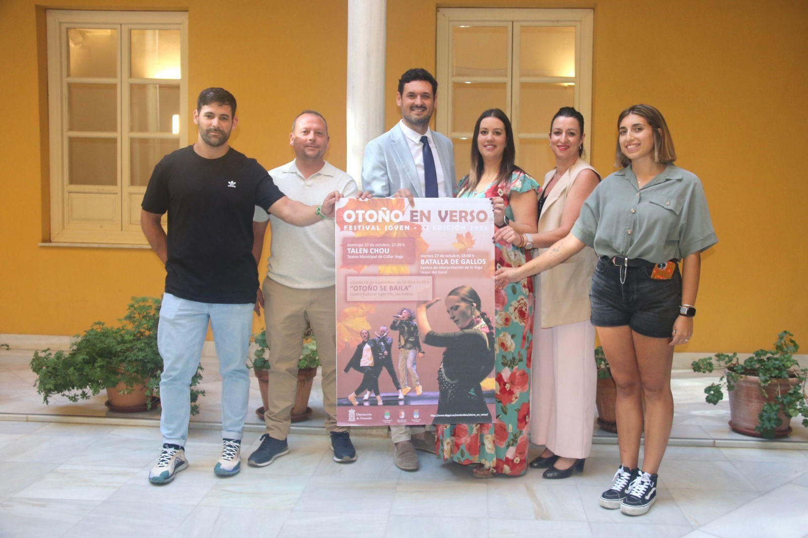 Foto de familia de la presentación de 'Otoño en verso'.