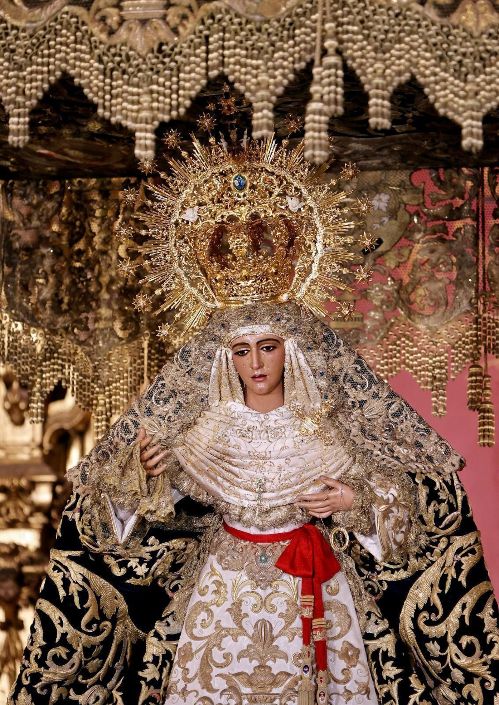 Porta el manto conocido como el de los dragones