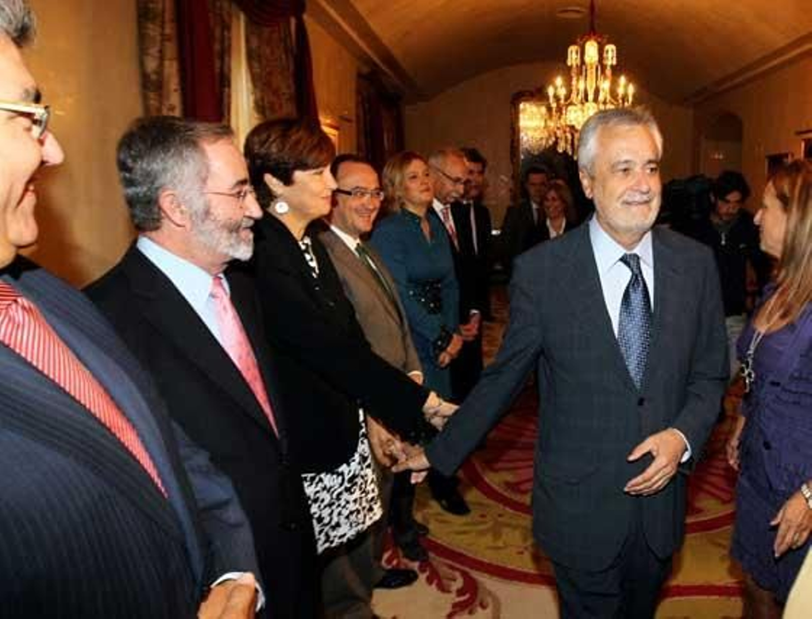 Un centenar de manifestantes pita y abuchea a la alcaldesa y al presidente al llegar al Consistorio donde firma el libro de honor y expresa su "apoyo y solidaridad" a Pilar Sánchez

Foto: Miguel Angel Gonzalez