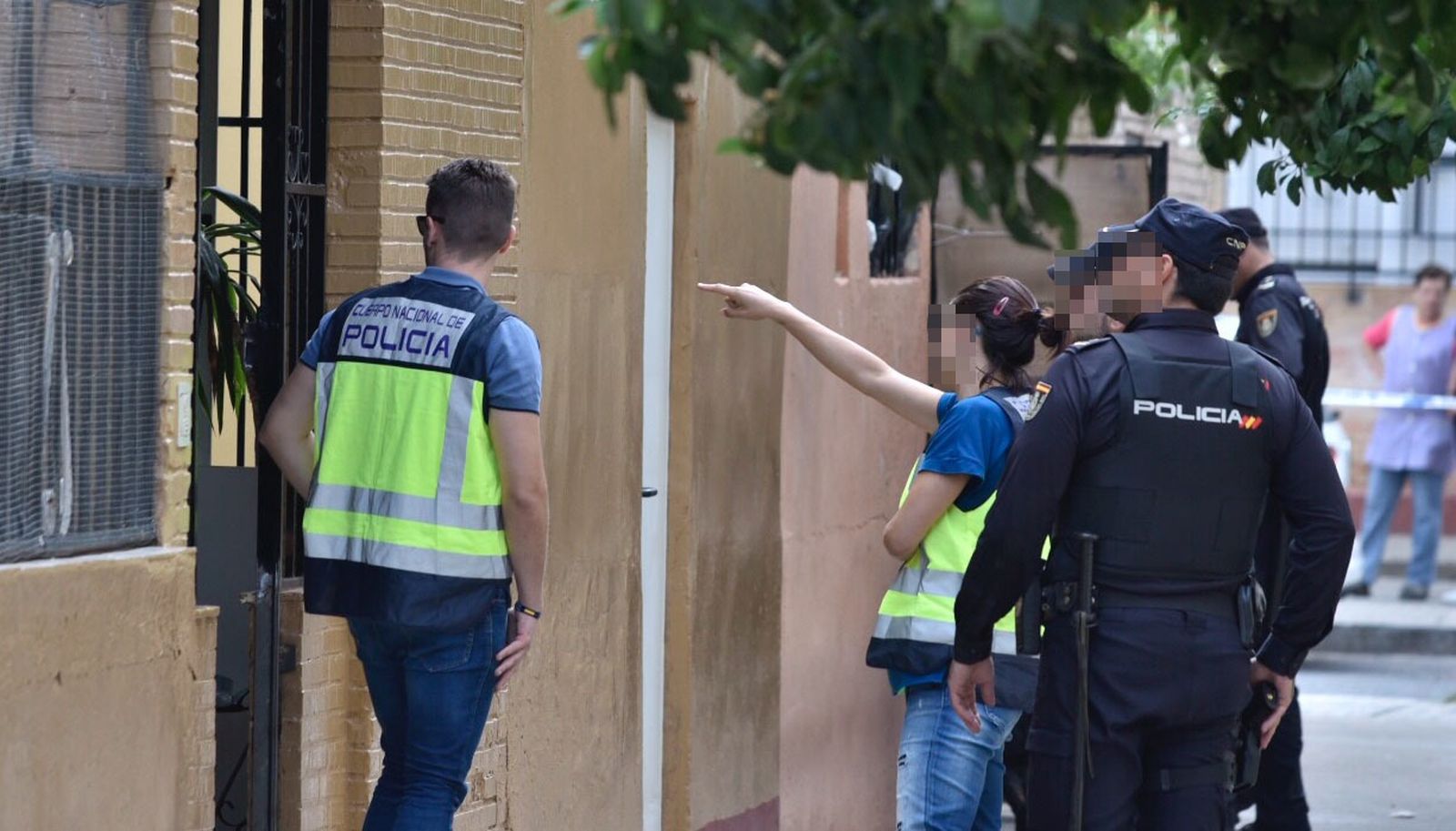 Agentes de la Policía Nacional en la puerta del edificio donde se ha encontrado el cadáver.