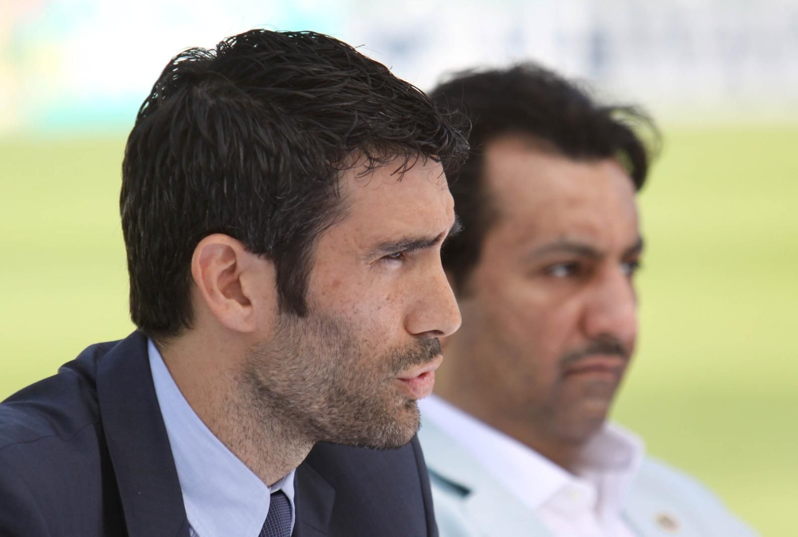 Fernando Sanz habla al lado de Al-Thani