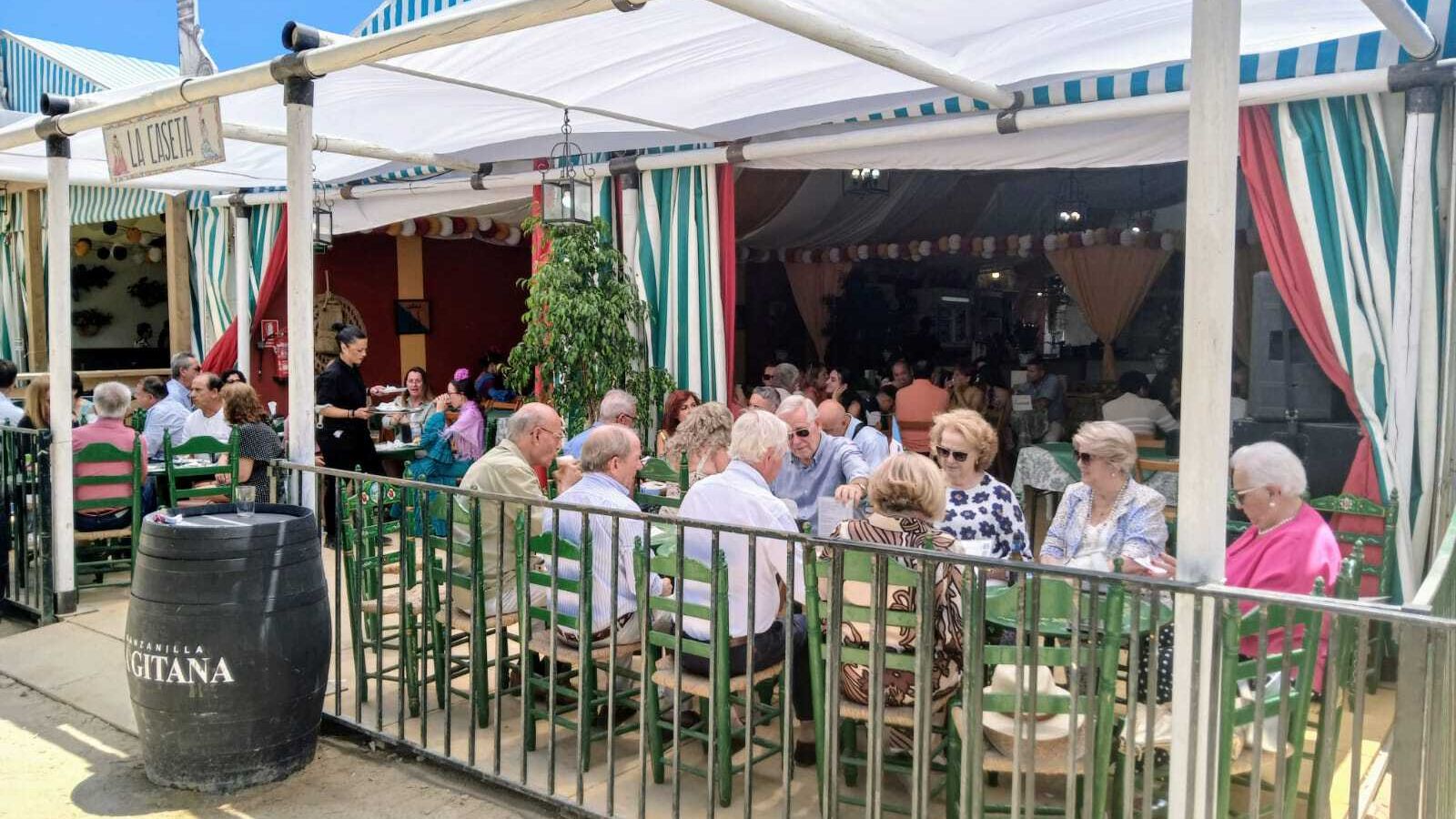 Muchos amigos habían quedado para almorzar en la Feria.