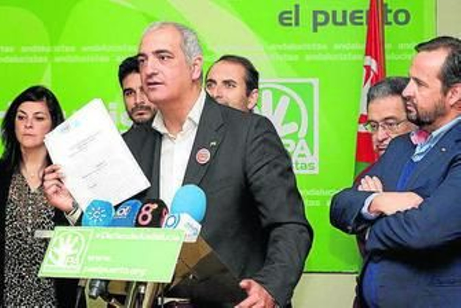Antonio Jesús Ruiz muestra el documento en el que renuncia al aforamiento.