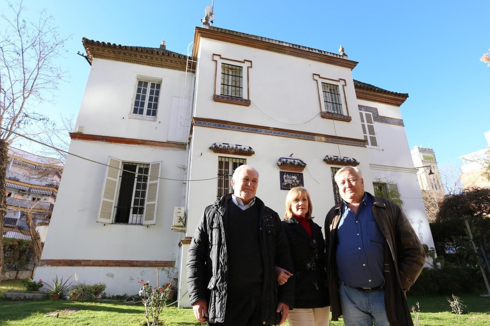 De izquierda a derecha, Jaime, María José y Pablo Gómez-Millán, bisnietos del propietario francés del Jardín.