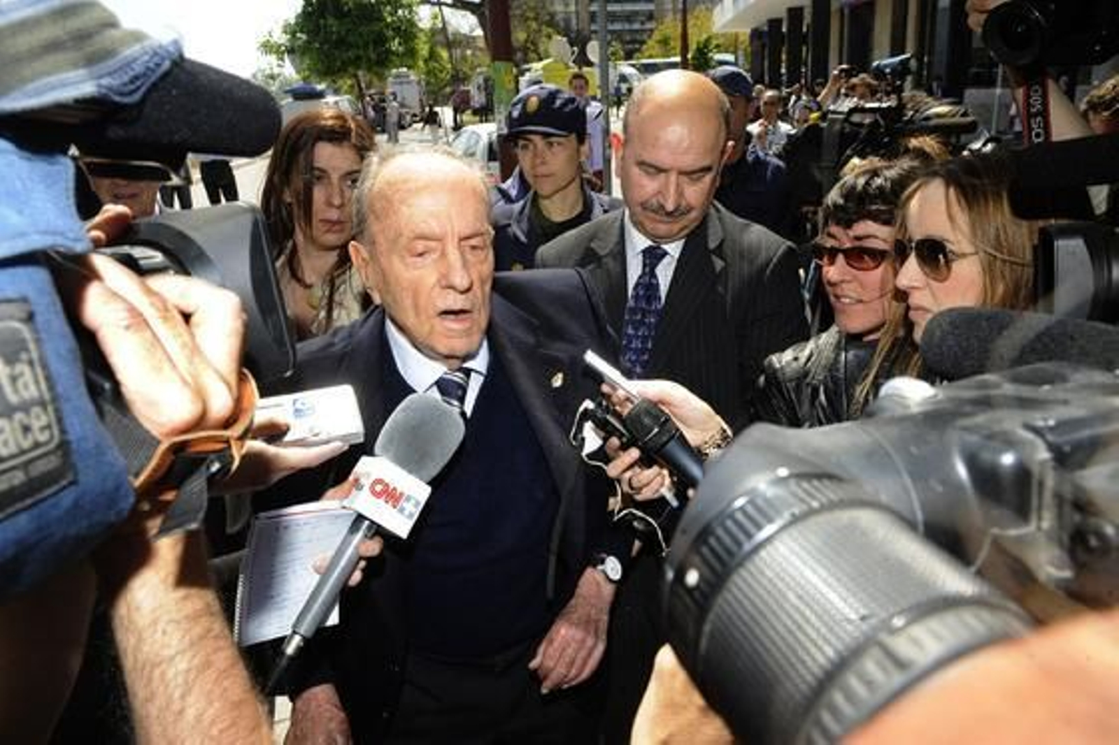 Manuel Fraga, presidente de honor del PP, rodeado por fotógrafos y periodistas.  Foto: Cristina Quicler (AFP Photo)