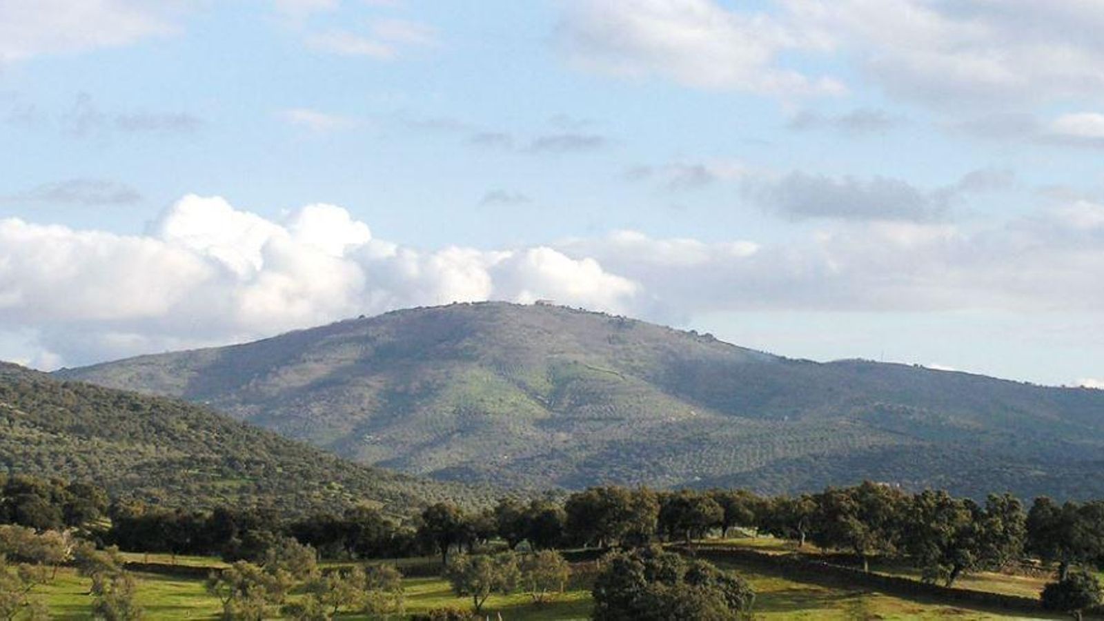 La ortogonal figura del santuario mariano se recorta sobre la cima de la sierra de Tentudía, a 1104 m de altitud.