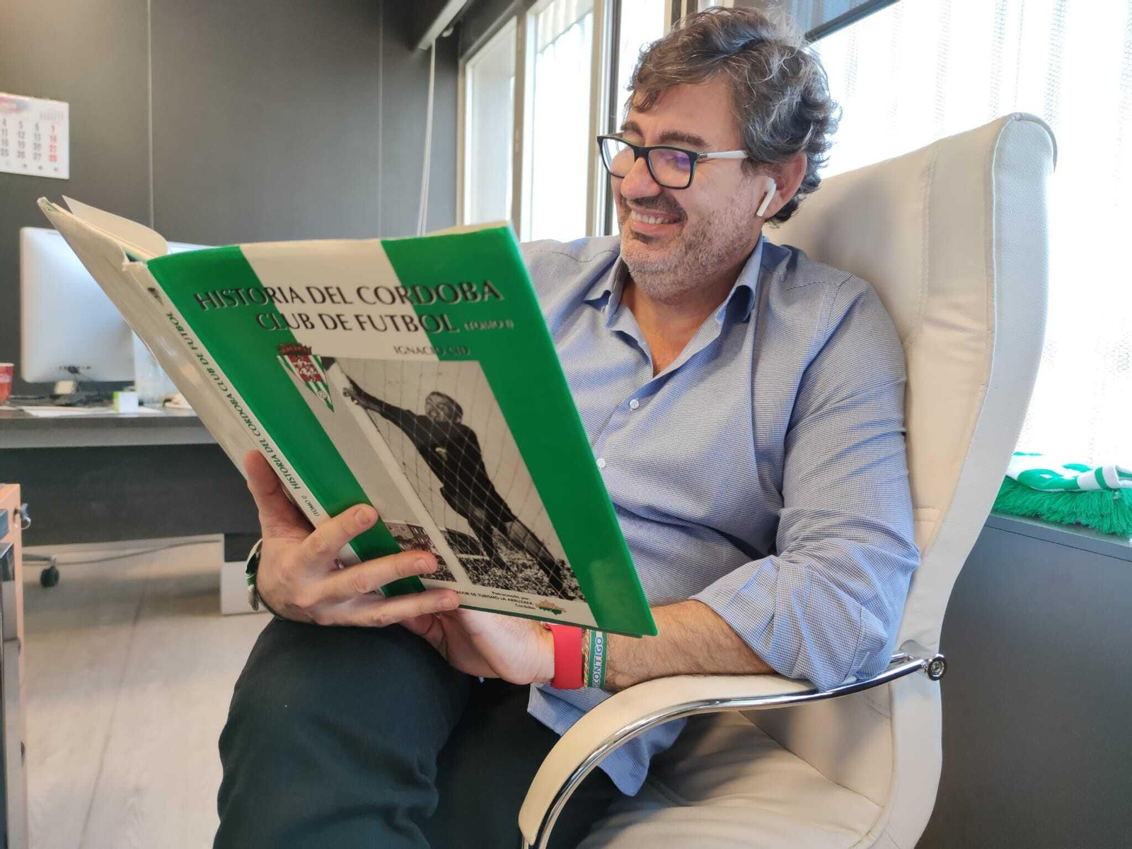 Javier González Calvo lee uno de los libros de la historia del Córdoba CF de Ignacio Cid. Javier González Calvo lee uno de los libros de la historia del Córdoba CF de Ignacio Cid.