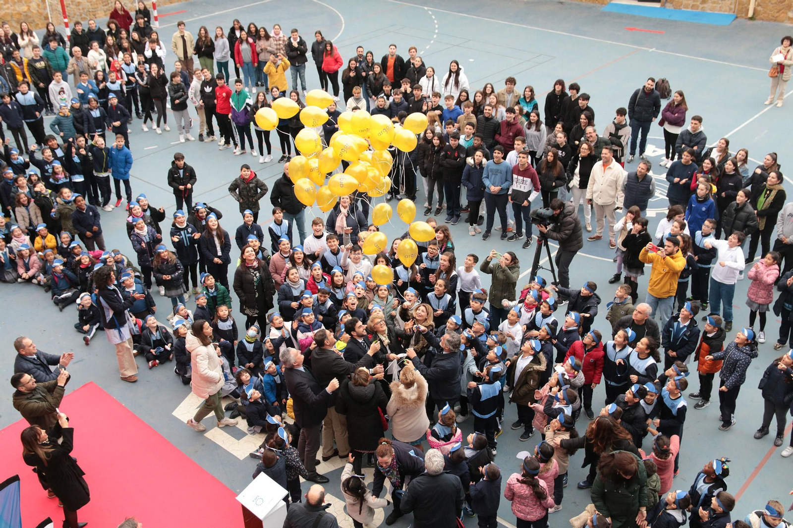 ARGAR lanza al aire globos amarillos en homenaje a los niños con cáncer