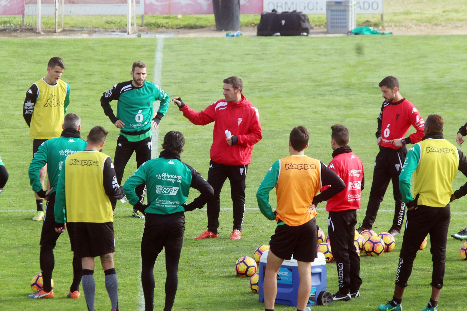 Luis Carrión dialoga con sus futbolistas en el arranque del entrenamiento de ayer.