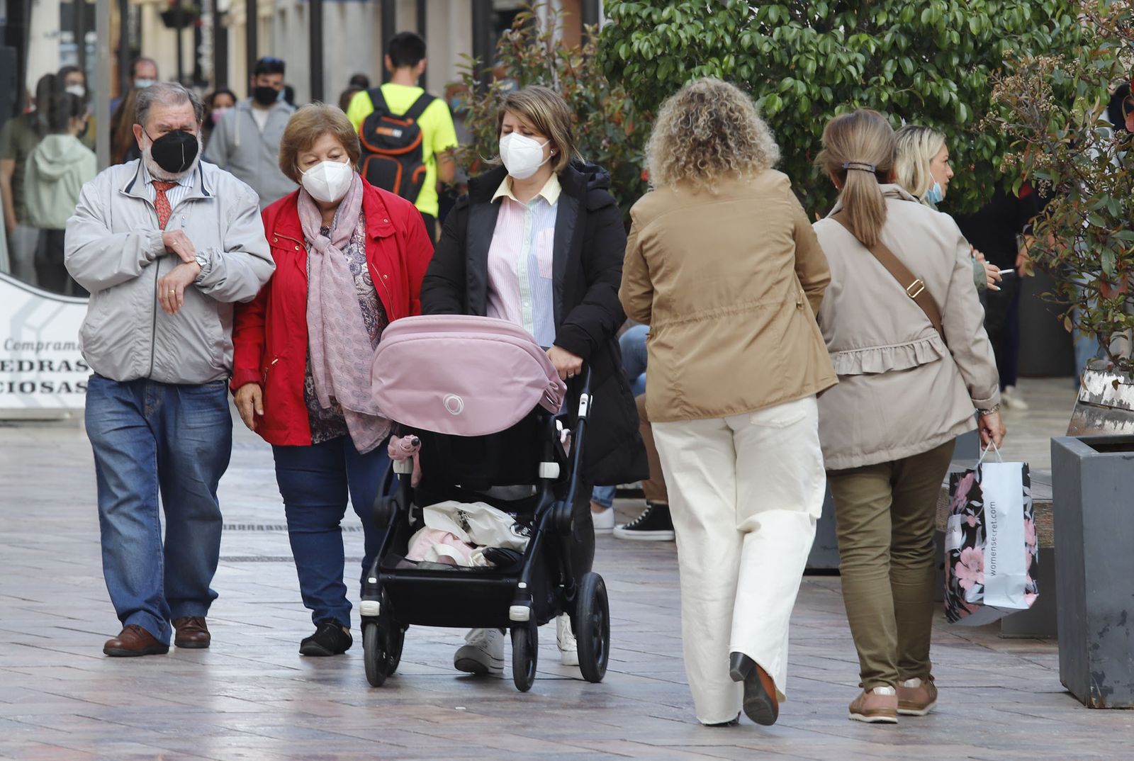 Ambiente en las calles de la capital onubense en la tarde de ayer.
