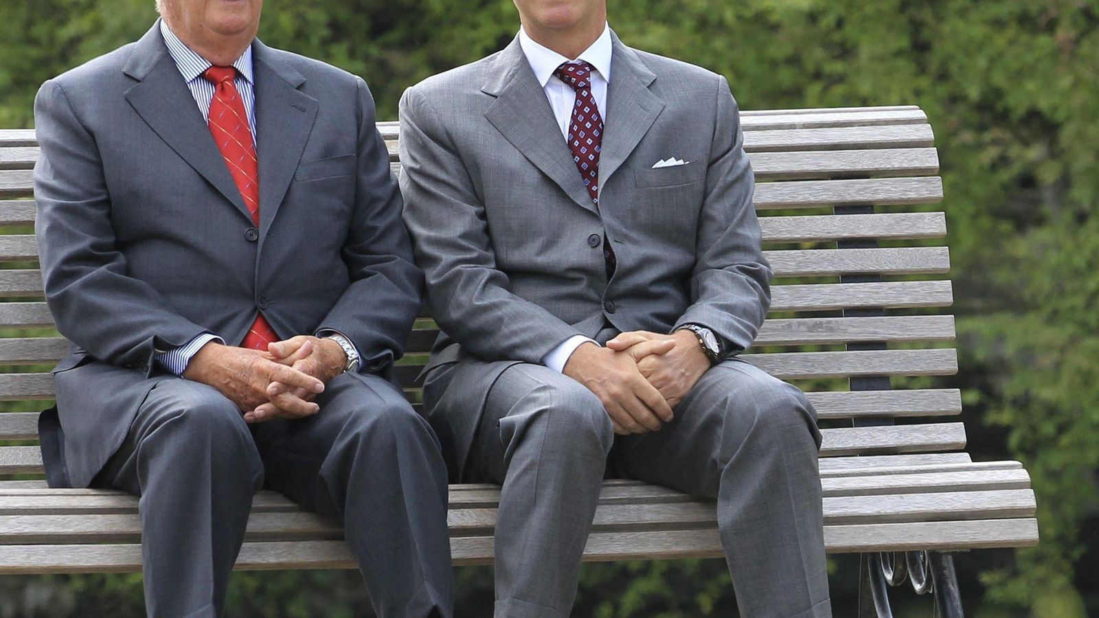 El rey Felipe junto al emérito Alberto II, quien abdicó en su heredero hace dos años.