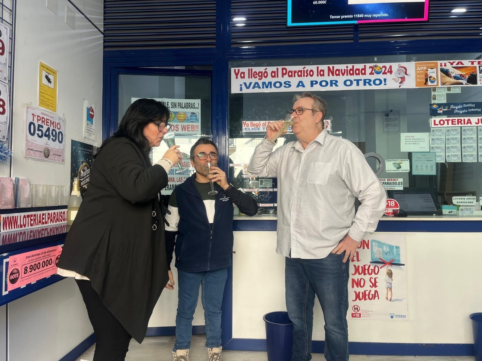 Los administradores de Loterías El Paraíso celebrando el quinto premio vendido con el número 60622 Los administradores de Loterías El Paraíso celebrando el quinto premio vendido con el número 60622